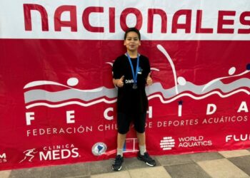 Nadador de 10 años de Talca obtiene medallas en torneo nacional y es seleccionado para la selección nacional.