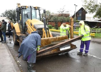 Autoridades revisan el Zanjón de la Aguada.