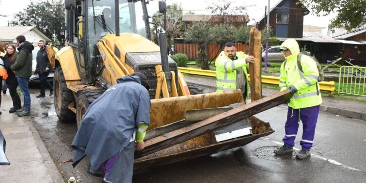 Autoridades revisan el Zanjón de la Aguada.