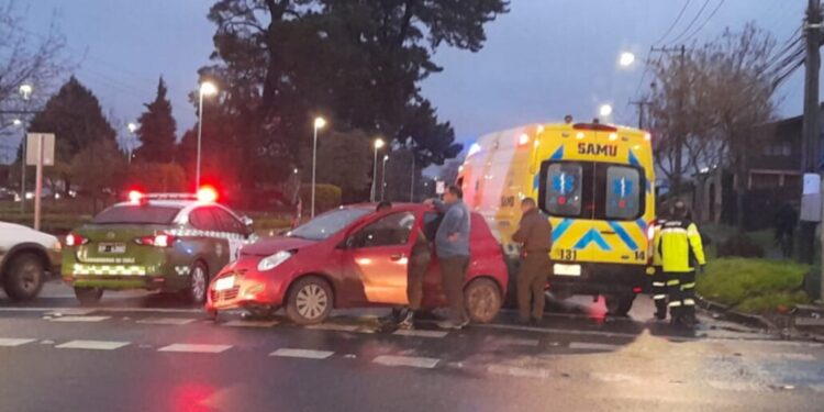 Accidente en Los Ángeles provoca lesiones en al menos dos personas.