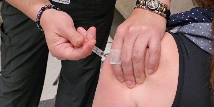 Reforzan la campaña de vacunación contra el Sarampión en Santiago.