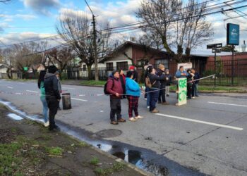 Vecinos del centro de Los Ángeles se manifiestan tras días sin suministro eléctrico.