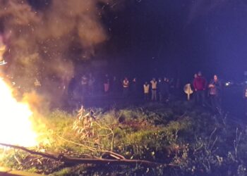 Vecinos de Mirador del Biobío protestan y exigen una solución tras más de tres días sin electricidad en Mulchén.