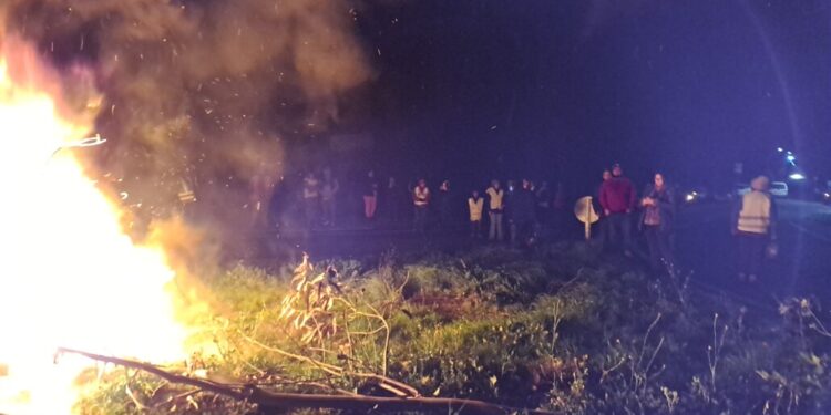 Vecinos de Mirador del Biobío protestan y exigen una solución tras más de tres días sin electricidad en Mulchén.