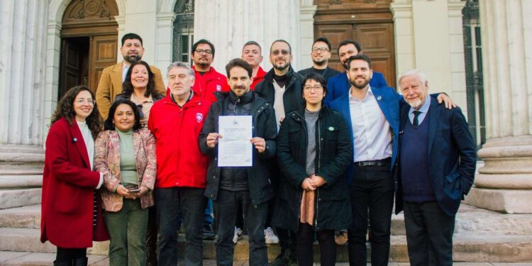 Reforma forzará a los políticos a estar en Fonasa.