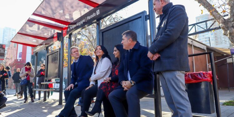 MTT y la Municipalidad de Santiago informan sobre la renovación de 620 paraderos.