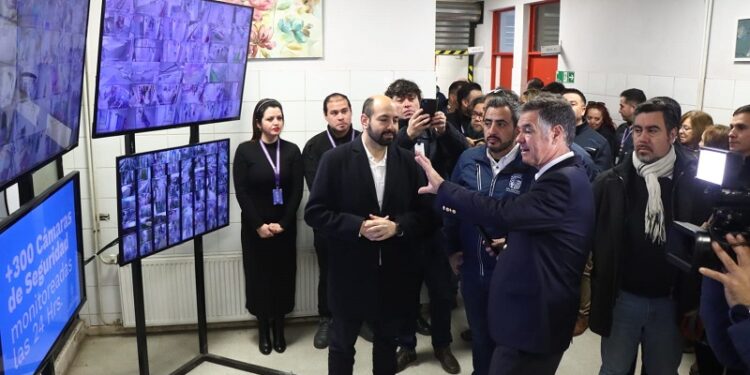 Visita de lujo: presidente del Senado se junta con el alcalde White y revisan cómo mejorar la seguridad en los centros de salud.