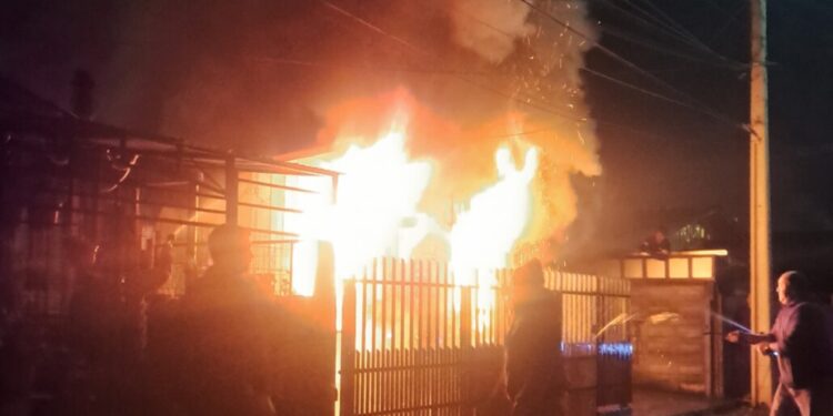 Familia lo perdió todo en un devastador incendio en Renaico: Las llamas se expandieron rápidamente.