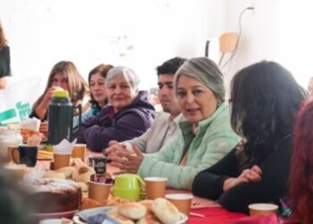 Jeannette Jara sostiene un mensaje de unidad y presenta un plan de vivienda para jóvenes durante su visita a la región de Valparaíso.