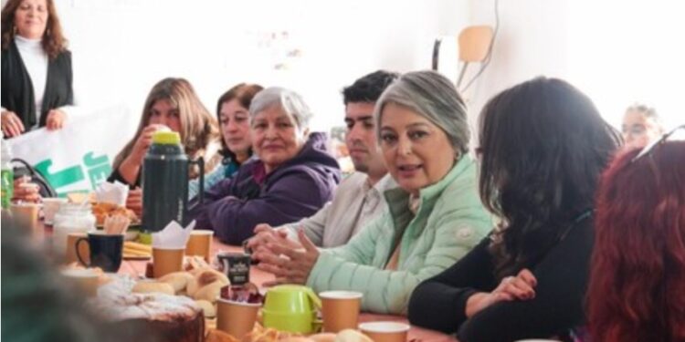 Jeannette Jara sostiene un mensaje de unidad y presenta un plan de vivienda para jóvenes durante su visita a la región de Valparaíso.