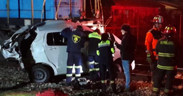 Tragedia en Curicó: tren choca con auto y deja a tres personas fallecidas.