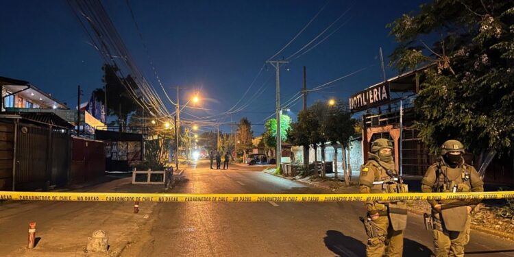 Tiroteo violento en Cerro Navia: Tres hombres se bajaron de un automóvil y abrieron fuego en medio del pasaje.