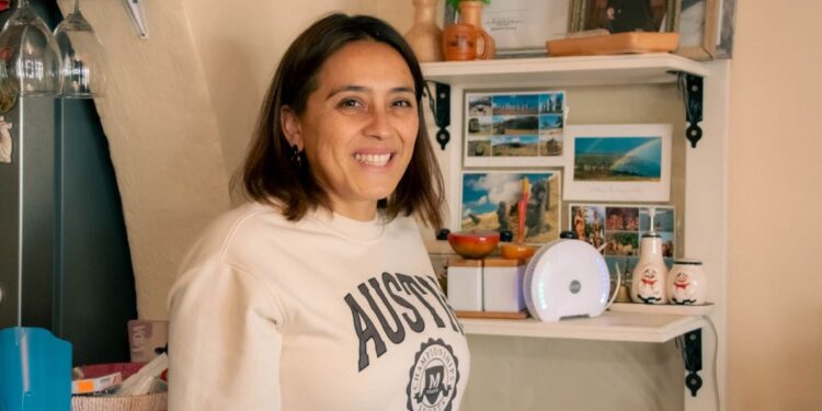 Vecinos reciben equipos para supervisar la calidad del aire dentro de sus hogares.