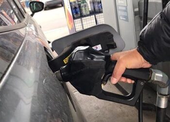 Conflicto entre Israel e Irán eleva el precio del petróleo y genera incertidumbre: ¿impactará el valor de la bencina en Chile?