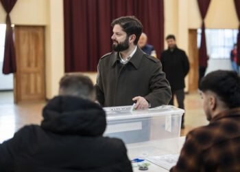 Boric hace un llamado a la unidad después de votar en las Primarias.