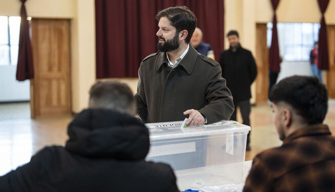 Boric hace un llamado a la unidad después de votar en las Primarias.