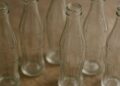 Botellas de vidrio en la mira: podrían tener hasta 50 veces más microplásticos que las de plástico.