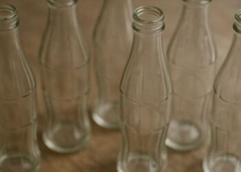 Botellas de vidrio en la mira: podrían tener hasta 50 veces más microplásticos que las de plástico.