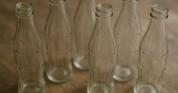 Botellas de vidrio en la mira: podrían tener hasta 50 veces más microplásticos que las de plástico.