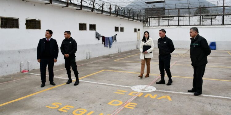 Elaboran informes sobre la sobrepoblación y el hacinamiento en los penales de Peumo y Santa Cruz.