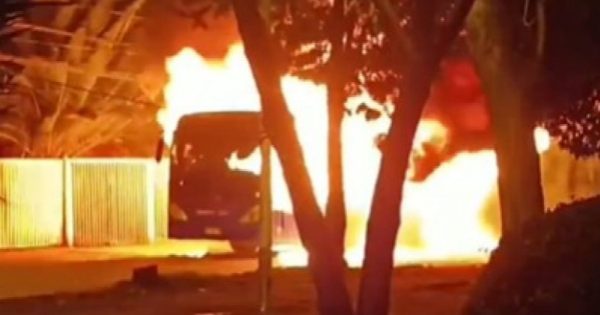 Cerca de 20 delincuentes asaltaron y prendieron fuego a un bus de la RED en Conchalí.