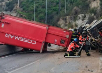 Accidente mortal en la Ruta Las Palmas: Conductor de camión queda atrapado en su cabina tras colisión con vehículo menor.