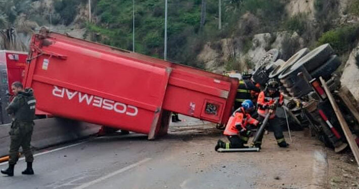 Accidente mortal en la Ruta Las Palmas: Conductor de camión queda atrapado en su cabina tras colisión con vehículo menor.