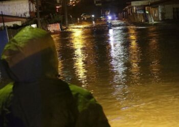 Se declara Alerta Roja en la región del Biobío debido al riesgo de desbordamientos de ríos.