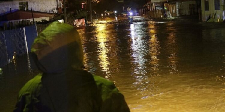 Se declara Alerta Roja en la región del Biobío debido al riesgo de desbordamientos de ríos.