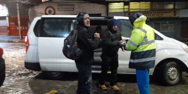 Iglesia HOSANNA promueve una iniciativa solidaria para apoyar a personas en situación de calle en Los Ángeles.