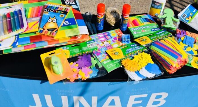 Otro informe polémico de la Contraloría: Ahora acusa mala distribución de útiles escolares.