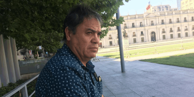 Viuda del gasfiter fallecido denuncia que La Moneda aún no proporciona la cronología de las horas previas a su muerte.