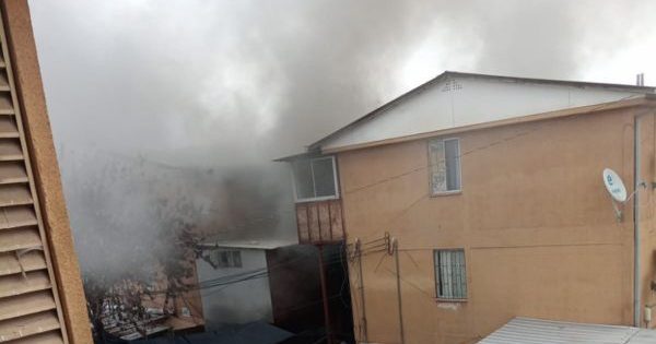 Incendio en casa de Quilicura pone en peligro a niños.