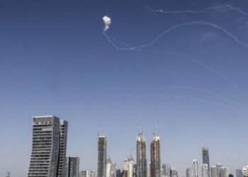 Irán inicia nueva ofensiva con misiles contra Israel: explosiones en Haifa y otras partes del país.