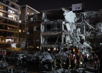 Israel: al menos 22 heridos y varias personas atrapadas tras el ataque de Irán.