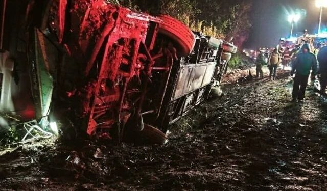 Bus con 41 pasajeros se volcó en Loncoche: Solo se reportaron lesionados.