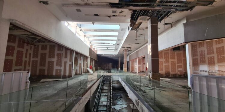 Centro comercial saqueado, dañado y desierto tras el estallido social se transformará en un significativo proyecto inmobiliario.