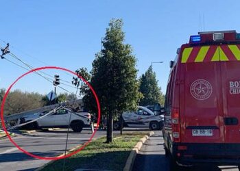 [AHORA] Auto se estrella contra un poste de las luces en Chicureo.