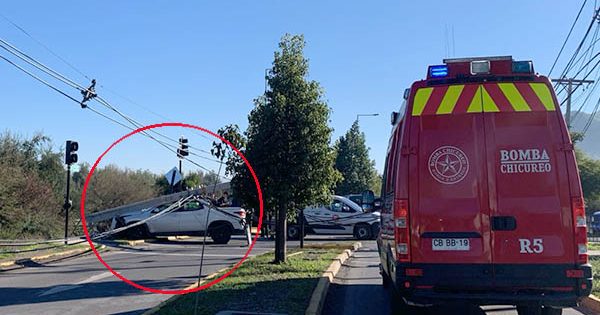 [AHORA] Auto se estrella contra un poste de las luces en Chicureo.