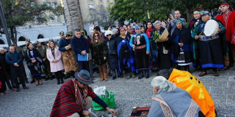 Santiago celebra el solsticio de invierno junto a representantes de los pueblos originarios.