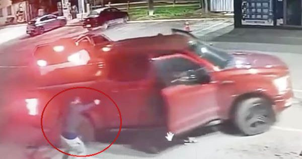 [VIDEO] Feroz encerrona en strip center de Colina: cinco ladrones intentaron robar una camioneta.