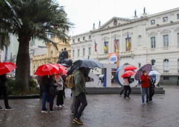 Así se alista Santiago para el sistema frontal que se aproxima.