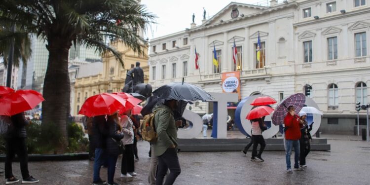 Así se alista Santiago para el sistema frontal que se aproxima.