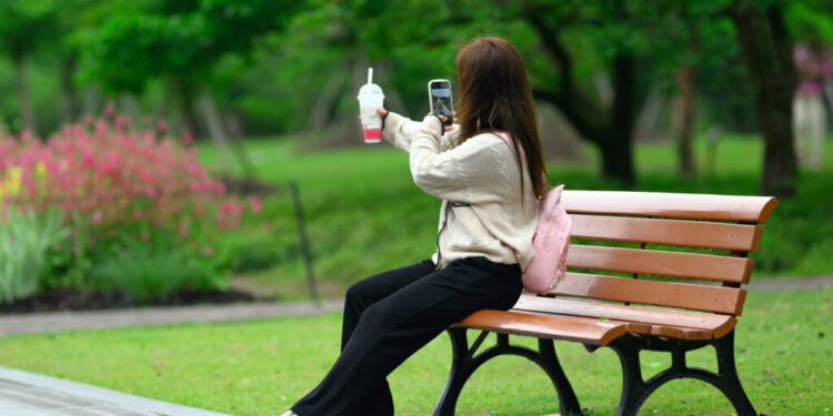 Ansiedad digital: el impacto del FOMO y el JOMO en la salud mental.