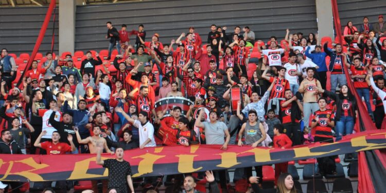 Se formaliza la prohibición de acceso al estadio para hinchas de Rangers por el lanzamiento de bengalas en Linares.