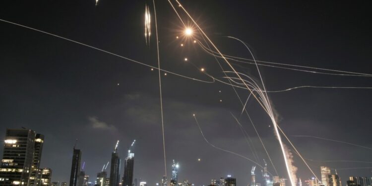 Irán reacciona a los ataques israelíes en su territorio lanzando decenas de misiles.