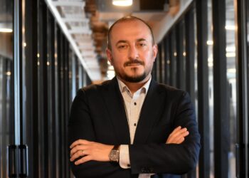 Dedecon guía a los abuelitos.