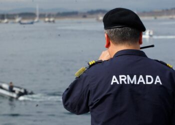 Armada ordena investigación interna tras el informe de Contraloría sobre viajes en licencias médicas.