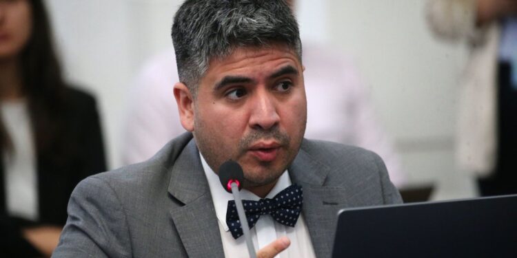 El diputado Lagomarsino alerta sobre el riesgo del rack de comunicaciones del fono 131 tras el colapso del techo.