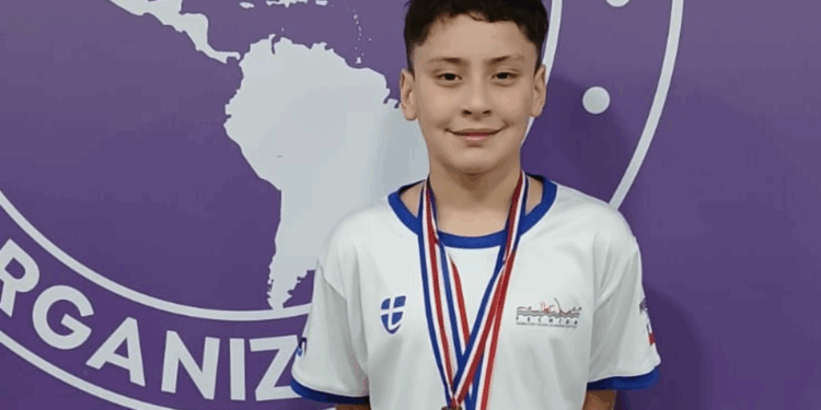 Con solo 12 años, un joven nadador de Maule brilla en un torneo sudamericano en Paraguay.